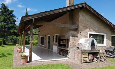 Hermosa Casa Quinta - Zona Céntrica Garin - 2 Cuadras Panamericana - Sobre Asfalto - Lote 1500 mts. - Pileta -