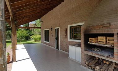 Hermosa Casa Quinta - Zona Céntrica Garin - 2 Cuadras Panamericana - Sobre Asfalto - Lote 1500 mts. - Pileta -