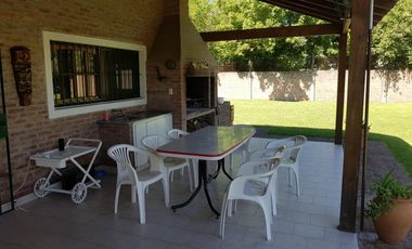 Hermosa Casa Quinta - Zona Céntrica Garin - 2 Cuadras Panamericana - Sobre Asfalto - Lote 1500 mts. - Pileta -