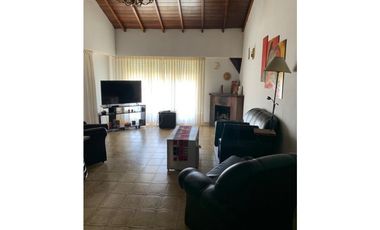OPORTUNIDAD !!! Gran chalet de 4 amb con escritorio en dos plantas con garage doble