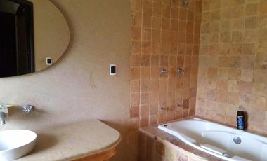 En fraccionamiento exclusivo de 14 casas lago cancha de tenis