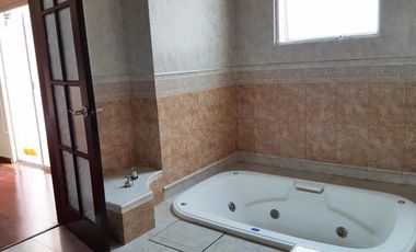 En fraccionamiento exclusivo de 14 casas lago cancha de tenis