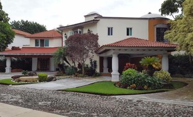 En fraccionamiento exclusivo de 14 casas lago cancha de tenis