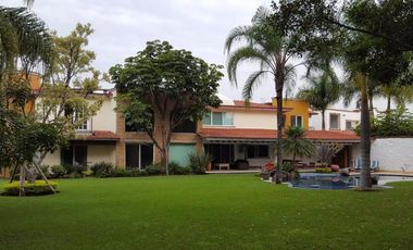 En fraccionamiento exclusivo de 14 casas lago cancha de tenis