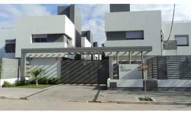 Villa Carlos Paz triplex en venta 3 dormitorios 3 baños cochera