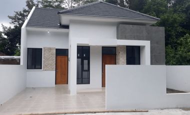 Rumah Siap Huni Dinding Expose dekat Bento Kopi Jakal