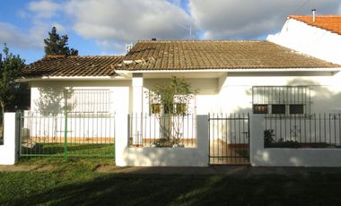 EXCELENTE CHALET DE 4 AMB. + DEPARTAMENTO DE 2 AMB. CON ENTRADA INDEPENDIENTE.
