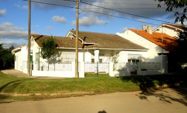 EXCELENTE CHALET DE 4 AMB. + DEPARTAMENTO DE 2 AMB. CON ENTRADA INDEPENDIENTE.