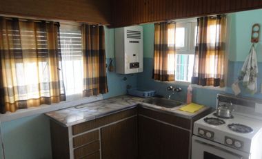 EXCELENTE CHALET DE 4 AMB. + DEPARTAMENTO DE 2 AMB. CON ENTRADA INDEPENDIENTE.