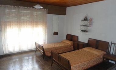 EXCELENTE CHALET DE 4 AMB. + DEPARTAMENTO DE 2 AMB. CON ENTRADA INDEPENDIENTE.