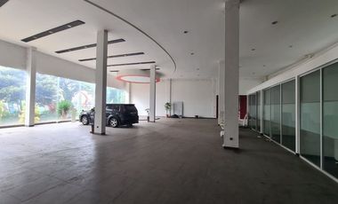 Disewakan Ruang Usaha Ex Showroom Mobil. Jl Raya Serpong BSD City Tangerang Selatan Lokasi Strategis