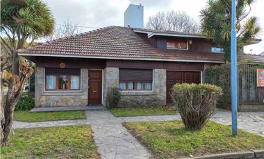 MOGOTES; OPORTUNIDAD! AMPLIO CHALET S/ 2 LOTES + LOTE DE PARQUE