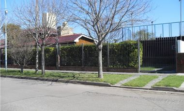 MOGOTES; OPORTUNIDAD! AMPLIO CHALET S/ 2 LOTES + LOTE DE PARQUE
