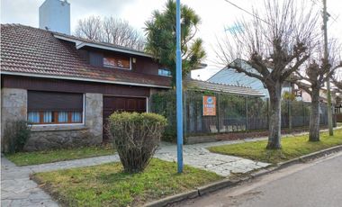 MOGOTES; OPORTUNIDAD! AMPLIO CHALET S/ 2 LOTES + LOTE DE PARQUE