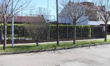 MOGOTES; OPORTUNIDAD! AMPLIO CHALET S/ 2 LOTES + LOTE DE PARQUE