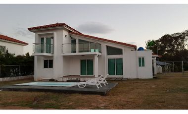 Venta de casa con piscina en Malibu Lakes, Chame