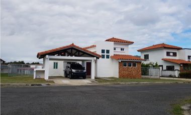 Venta de casa con piscina en Malibu Lakes, Chame