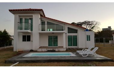 Venta de casa con piscina en Malibu Lakes, Chame