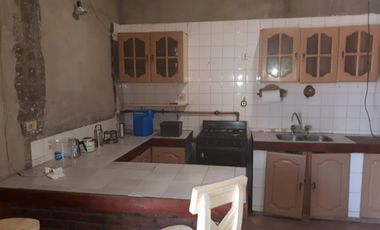EN VENTA CASA CON EDIFICACION, DE GRANDES DIMENSIONES EN FLORENCIO VARELA, 150 M2 EDIFICADOS CON 300 M2 DE TERRENO IDEAL VARIAS FAMILIAS