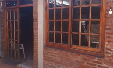 EN VENTA CASA CON EDIFICACION, DE GRANDES DIMENSIONES EN FLORENCIO VARELA, 150 M2 EDIFICADOS CON 300 M2 DE TERRENO IDEAL VARIAS FAMILIAS