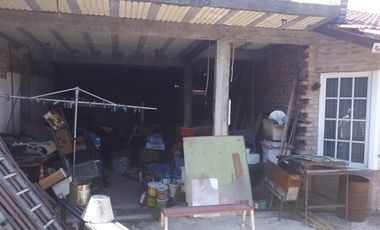 EN VENTA CASA CON EDIFICACION, DE GRANDES DIMENSIONES EN FLORENCIO VARELA, 150 M2 EDIFICADOS CON 300 M2 DE TERRENO IDEAL VARIAS FAMILIAS