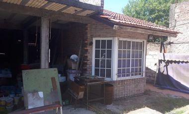 EN VENTA CASA CON EDIFICACION, DE GRANDES DIMENSIONES EN FLORENCIO VARELA, 150 M2 EDIFICADOS CON 300 M2 DE TERRENO IDEAL VARIAS FAMILIAS