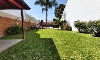 IMPORTANTE CHALET SOBRE 2 LOTES EL PALOMAR.