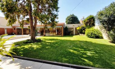 IMPORTANTE CHALET SOBRE 2 LOTES EL PALOMAR.