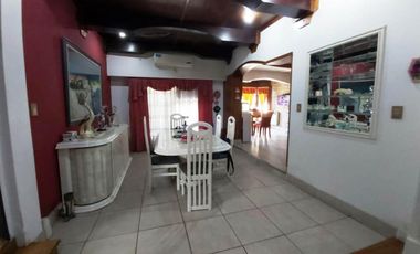 IMPORTANTE CHALET SOBRE 2 LOTES EL PALOMAR.