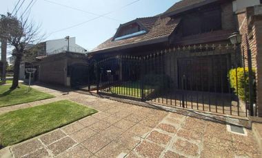 IMPORTANTE CHALET SOBRE 2 LOTES EL PALOMAR.