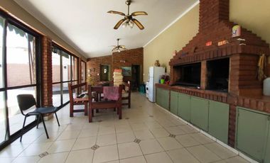 IMPORTANTE CHALET SOBRE 2 LOTES EL PALOMAR.