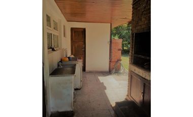 Casa 4 ambientes con gran parque