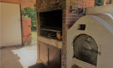 Casa 4 ambientes con gran parque