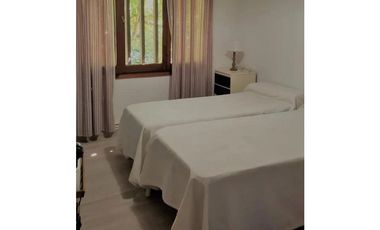 Casa 4 ambientes con gran parque