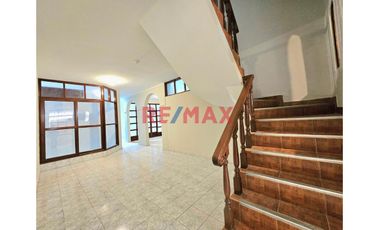 🏡 ¡OPORTUNIDAD ÚNICA EN PIURA! 🏡
CASA EN VENTA EN SANTA MARIA DEL PINAR, Ubicada detrás del Policlínico del Niño y frente al Parque 🌳.

📍 Ubicación