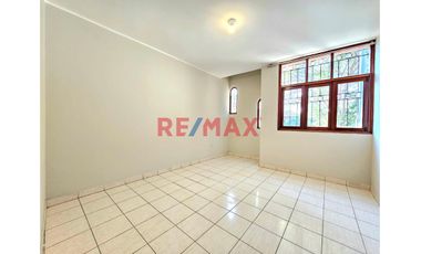 🏡 ¡OPORTUNIDAD ÚNICA EN PIURA! 🏡
CASA EN VENTA EN SANTA MARIA DEL PINAR, Ubicada detrás del Policlínico del Niño y frente al Parque 🌳.

📍 Ubicación