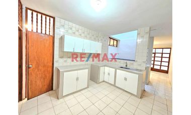 🏡 ¡OPORTUNIDAD ÚNICA EN PIURA! 🏡
CASA EN VENTA EN SANTA MARIA DEL PINAR, Ubicada detrás del Policlínico del Niño y frente al Parque 🌳.

📍 Ubicación