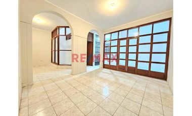 🏡 ¡OPORTUNIDAD ÚNICA EN PIURA! 🏡
CASA EN VENTA EN SANTA MARIA DEL PINAR, Ubicada detrás del Policlínico del Niño y frente al Parque 🌳.

📍 Ubicación