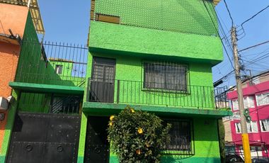 Se vende casa sola en  colonia Presidentes en Álvaro Obregón.