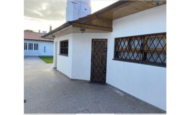 CHALET DE 4 AMBIENTES EN PARQUE LURO CON GGE DOBLE Y QUINCHO