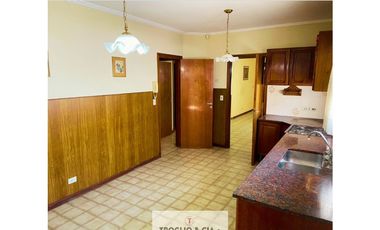 CHALET DE 4 AMBIENTES EN PARQUE LURO CON GGE DOBLE Y QUINCHO