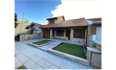 CHALET DE 4 AMBIENTES EN PARQUE LURO CON GGE DOBLE Y QUINCHO