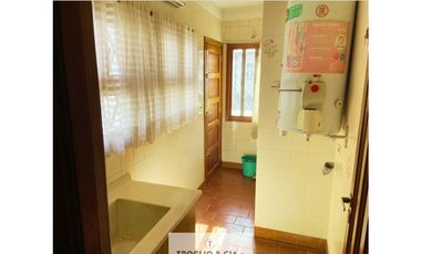 CHALET DE 4 AMBIENTES EN PARQUE LURO CON GGE DOBLE Y QUINCHO