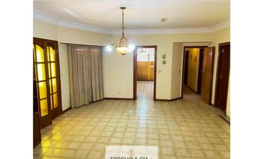 CHALET DE 4 AMBIENTES EN PARQUE LURO CON GGE DOBLE Y QUINCHO