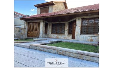 CHALET DE 4 AMBIENTES EN PARQUE LURO CON GGE DOBLE Y QUINCHO