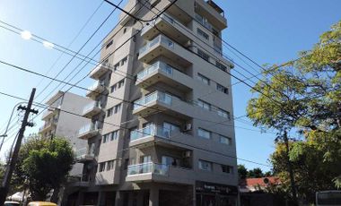 Dpto en venta de tres plantas, tres dormitorios y terraza propia con parrilla en Berazategui Centro