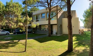 Casa en Venta en La Herradura, Pinamar: Arquitectura Elegante, Balcon con Vista a la Cancha de Polo y Pileta Climatizada