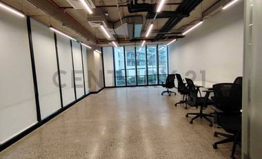 EXCLUSIVA Y ESPACIOSA OFICINA EN ARRIENDO EN LA DEHESA