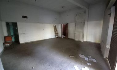 LOCAL DE 98 M2 CON BAÑO INSTALADO, VIDRIERA Y PERSIANA ENTRADA DE AUTO CUBIERTA