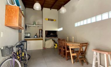 Casa de 3 o más AMBIENTES ubicada a  350 metros de la Avenida Tomás Espora.